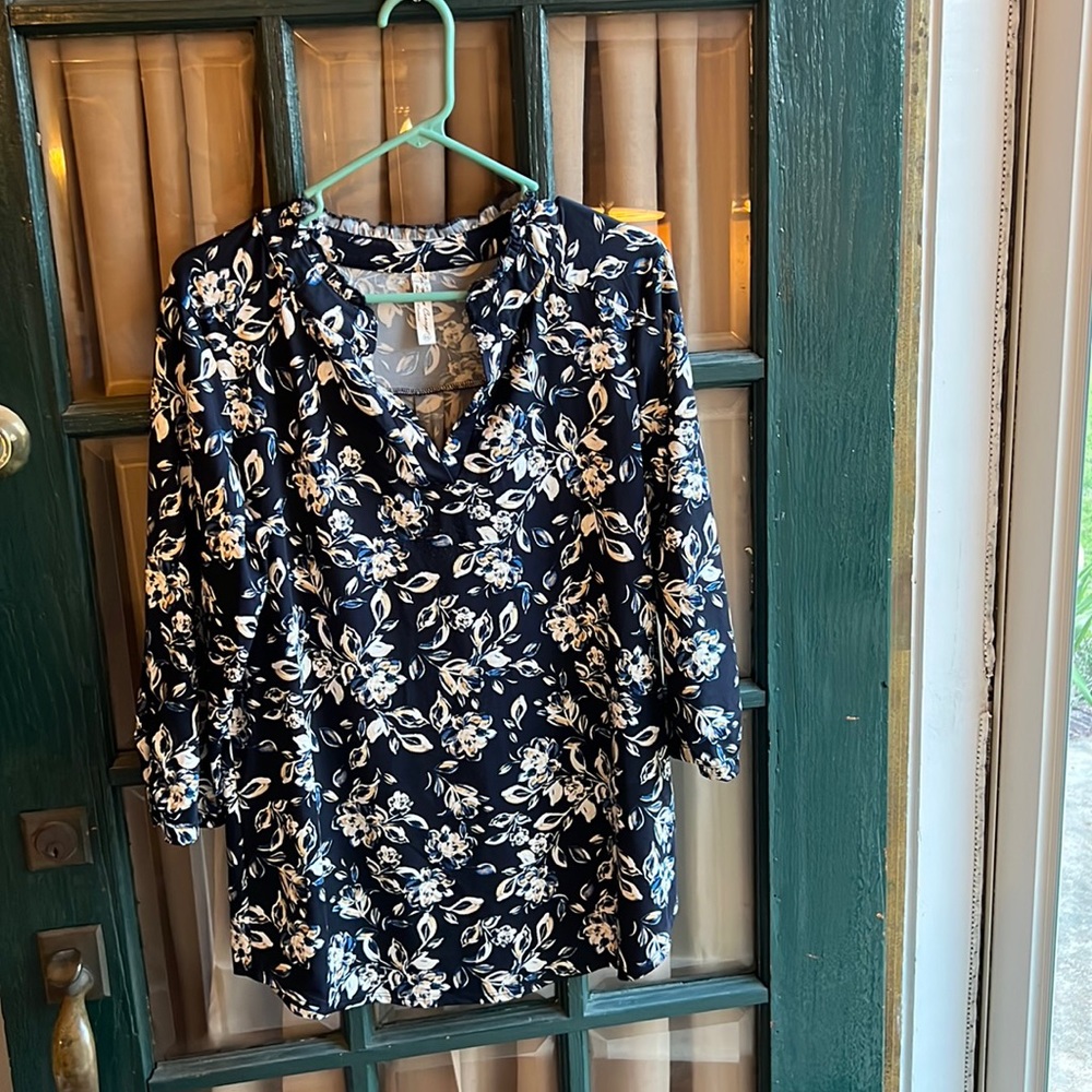Women’s stretch top floral with touched 3/4 sleeves and small ruffled v/neck. XL